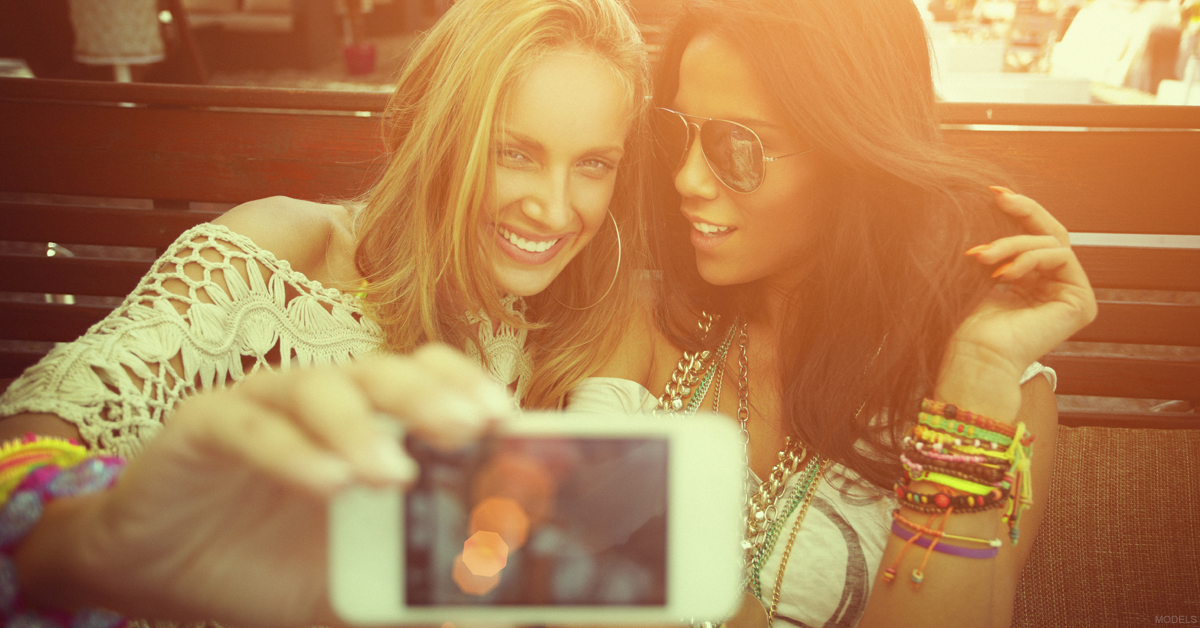 2 young women taking a selfie